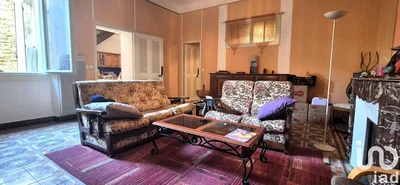Wohnzimmer; kamin, tageslicht, rustikaler stil, holzboden