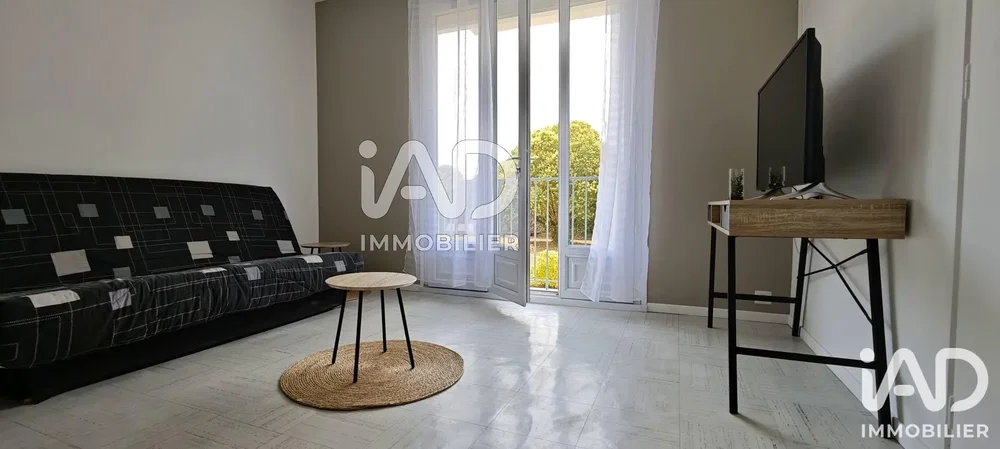 Wohnzimmer; fliesenboden, tageslicht, moderner stil