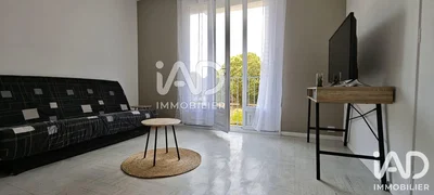 Wohnzimmer; fliesenboden, tageslicht, moderner stil