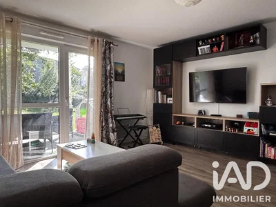 Wohnzimmer; tageslicht, holzboden, moderner stil