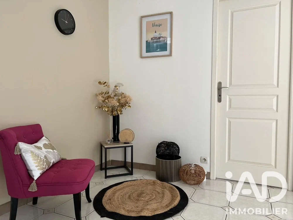 Wohnzimmer; fliesenboden, tageslicht, moderner stil
