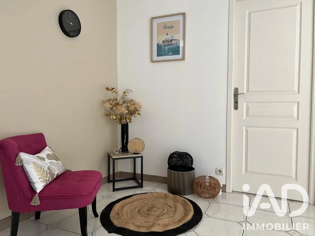 Wohnzimmer; fliesenboden, tageslicht, moderner stil