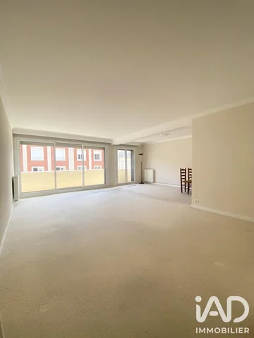 Wohnzimmer; tageslicht, renovierungsbedürftig