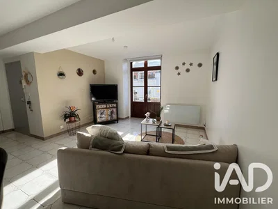 Wohnzimmer; fliesenboden, kamin, tageslicht