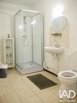 Badezimmer; fliesenboden, tageslicht