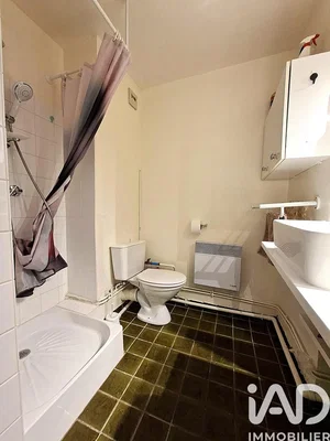 Toilette; fliesenboden, renovierungsbedürftig