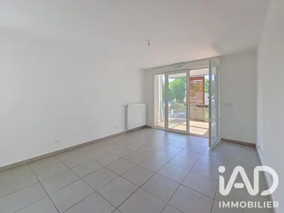 Wohnzimmer; fliesenboden, tageslicht