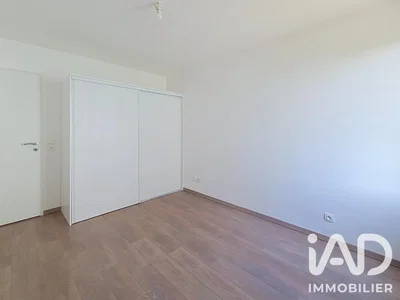 Schlafzimmer; holzboden, tageslicht