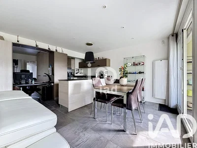 Wohnzimmer; küchengeräte, fliesenboden, tageslicht, moderner stil