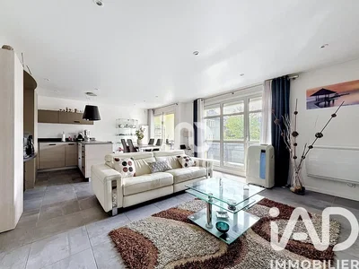 Wohnzimmer; tageslicht, fliesenboden, blick