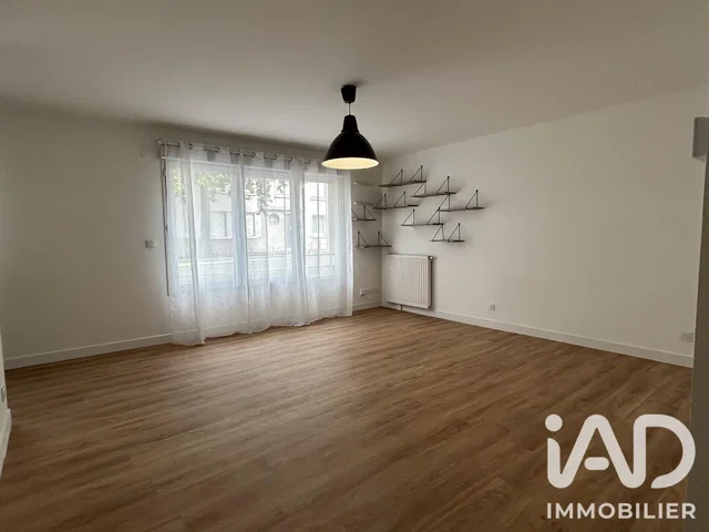 Σαλόνι; ξύλινο πάτωμα, φυσικό φως