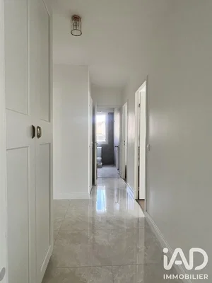 Salon; carrelage, lumière naturelle