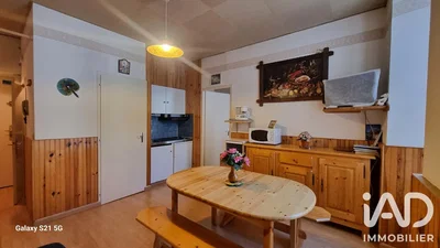 Cocina; suelo de madera, vigas de madera, electrodomésticos, luz natural