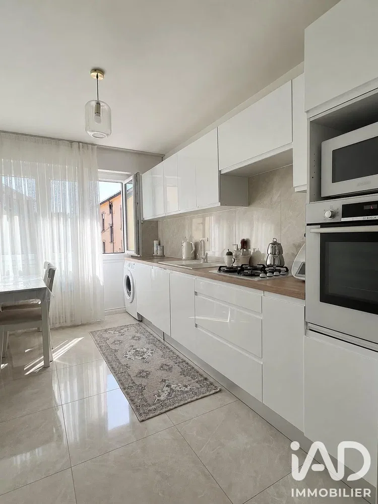 Cuisine; électroménager, lumière naturelle, carrelage, rénové