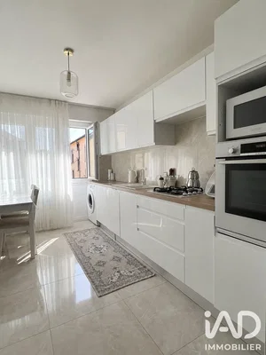 Cuisine; électroménager, lumière naturelle, carrelage, rénové