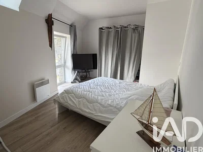 Camera da letto; pavimento in legno, luce naturale