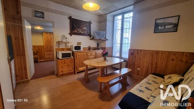 Comedor; suelo de madera, suelo de baldosas, techos altos, vigas de madera, renovado, necesita renovación, luz natural, interior oscuro, estilo moderno, estilo rústico