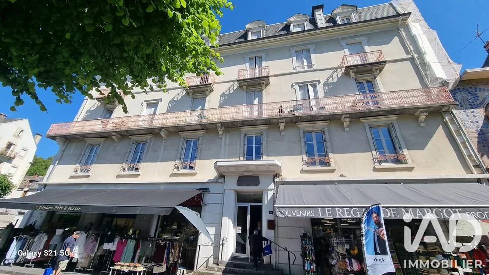 Casa y alrededores; comercial