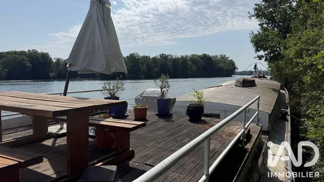 Тераса; гледка, естествена светлина, дървен под