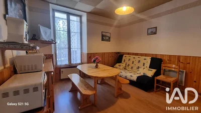 Salón; suelo de madera, luz natural, estilo rústico