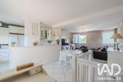 Salón; luz natural, suelo de baldosas, estilo moderno, electrodomésticos