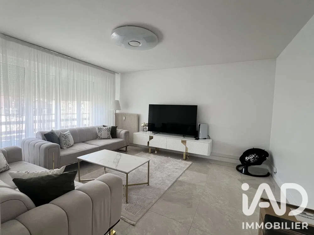 Salon; lumière naturelle, carrelage, style moderne
