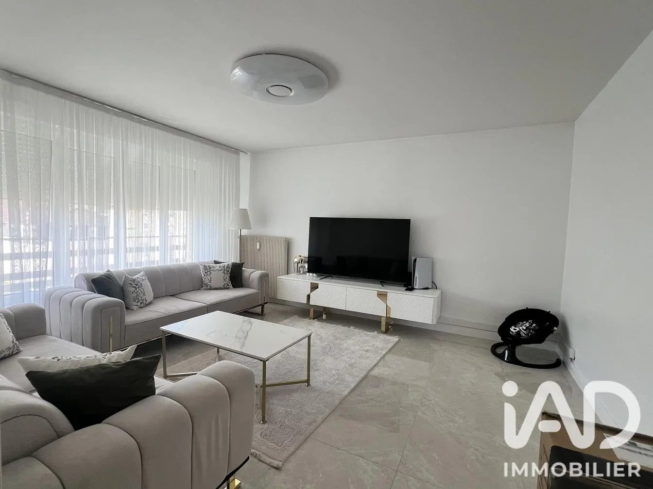 Salon; lumière naturelle, carrelage, style moderne