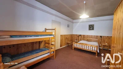 Habitación infantil; vigas de madera, suelo de madera