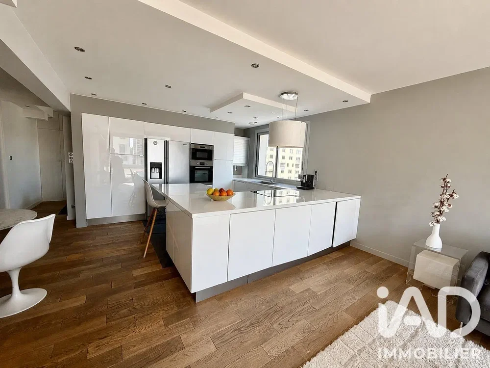 Cuisine; électroménager, parquet, lumière naturelle, style moderne