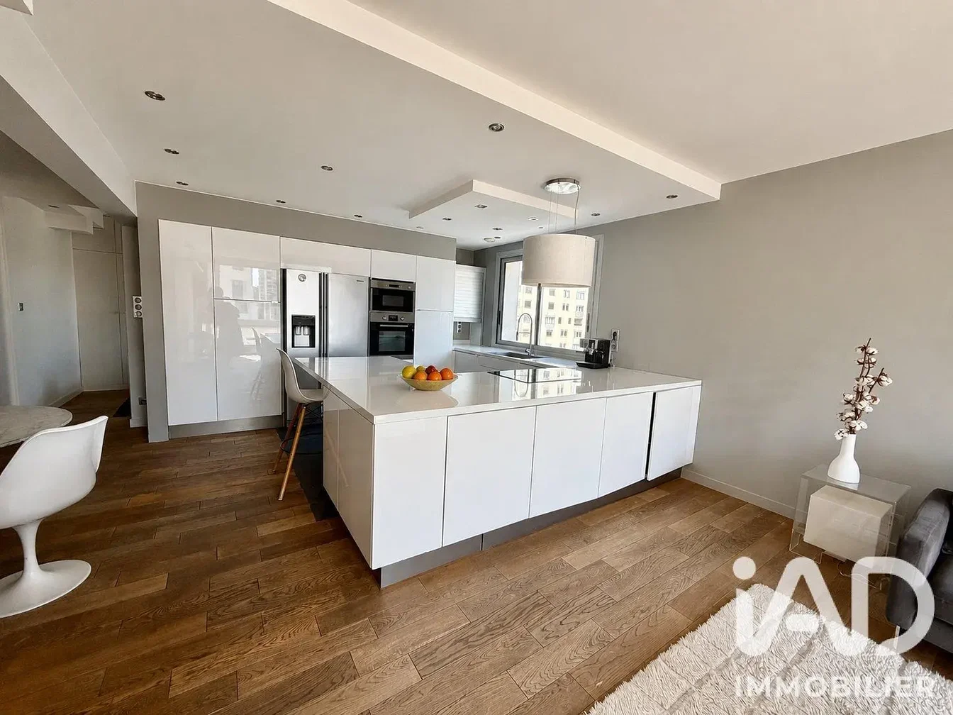 Cuisine; électroménager, parquet, lumière naturelle, style moderne