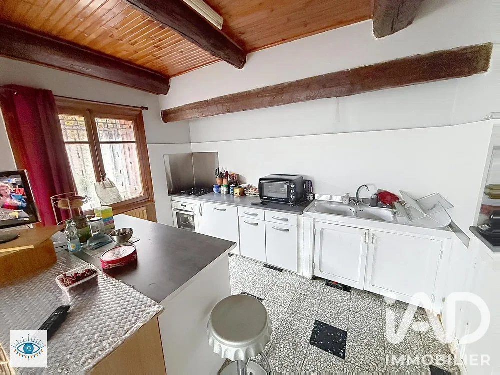 Cocina; electrodomésticos, luz natural, suelo de baldosas