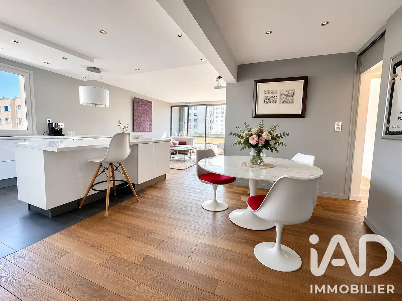 Cuisine; électroménager, parquet, lumière naturelle, style moderne