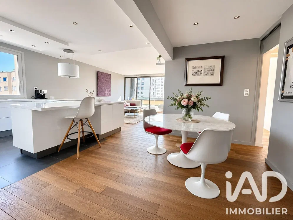 Cuisine; électroménager, parquet, lumière naturelle, style moderne