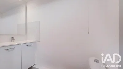 Toilettes; lumière naturelle, carrelage