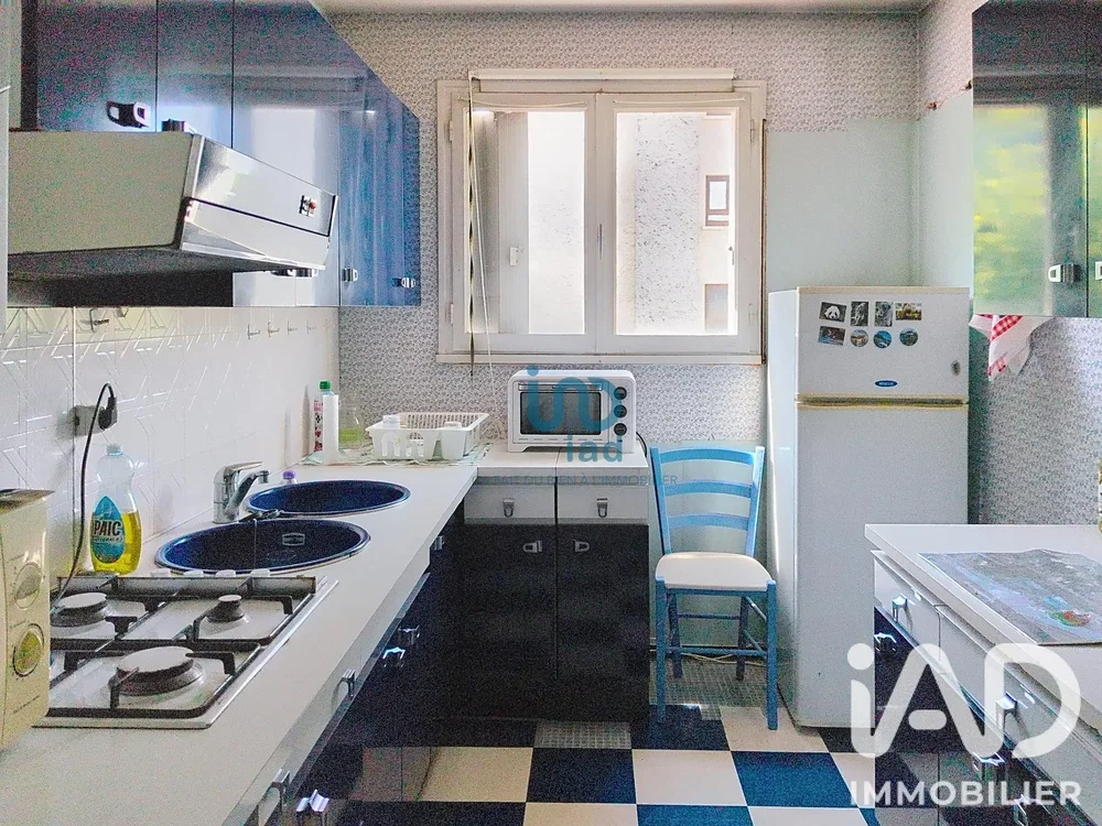 Cocina; electrodomésticos, suelo de baldosas, luz natural