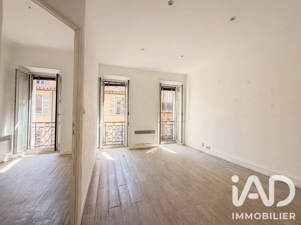 Autre; parquet, lumière naturelle, nécessite rénovation