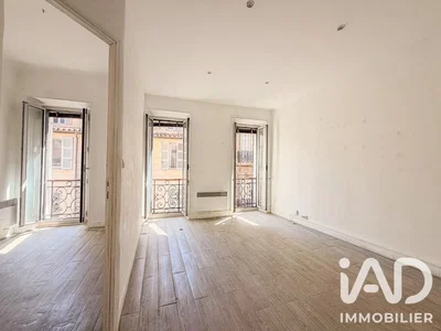 Autre; parquet, lumière naturelle, nécessite rénovation