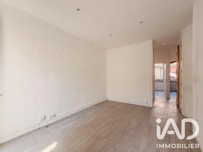 Autre; parquet, lumière naturelle, nécessite rénovation