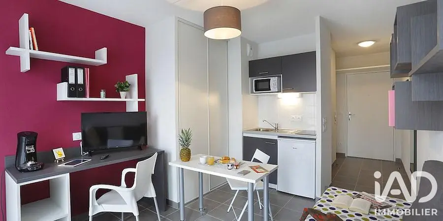 Cuisine; électroménager, parquet, lumière naturelle