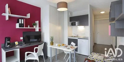 Cuisine; électroménager, parquet, lumière naturelle