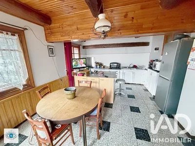 Cocina; suelo de baldosas, vigas de madera, electrodomésticos