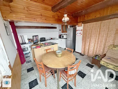 Comedor; electrodomésticos, vigas de madera, suelo de madera