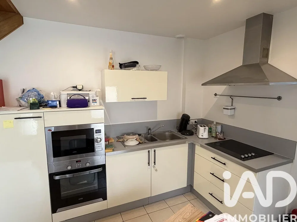 Cucina; elettrodomestici, pavimento in piastrelle