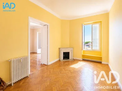Salon; parquet, cheminée, lumière naturelle