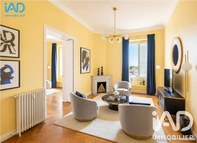Salon; parquet, style moderne, lumière naturelle, cheminée