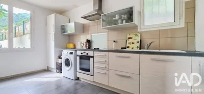 مطبخ; أجهزة المطبخ, أرضية من البلاط, ضوء طبيعي, إطلالة
