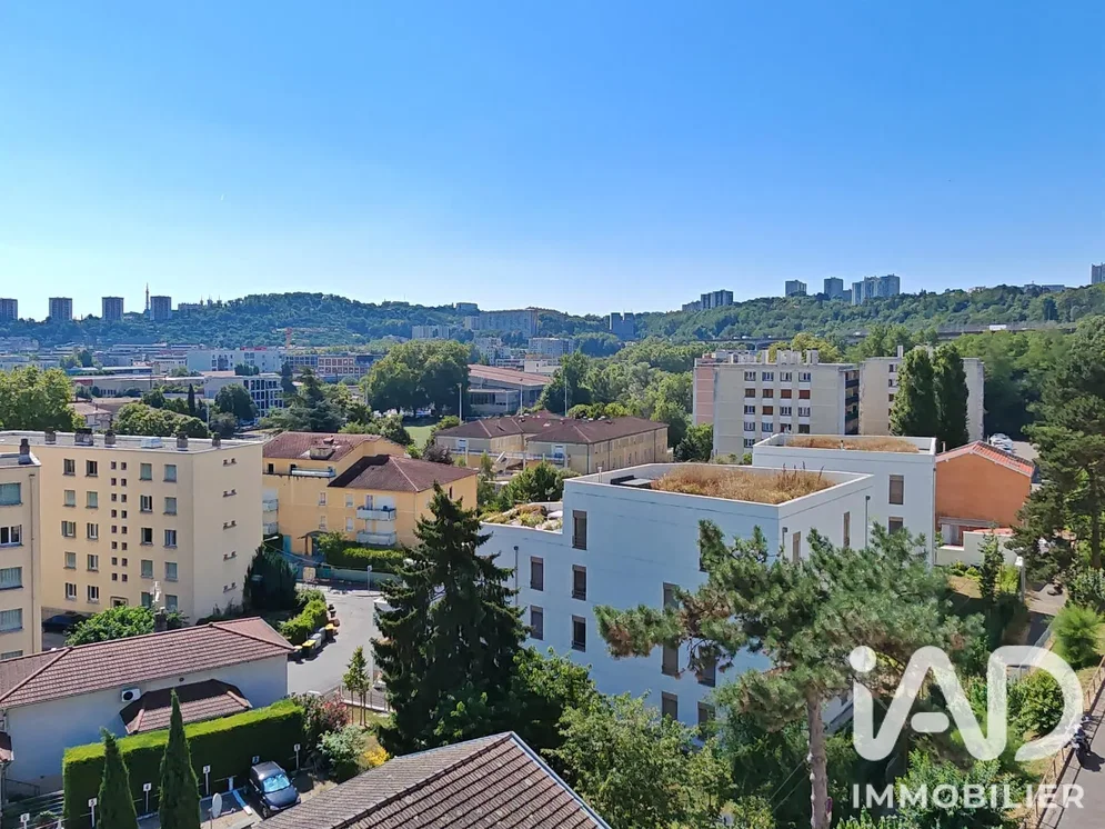 Maison et environs; vue, lumière naturelle