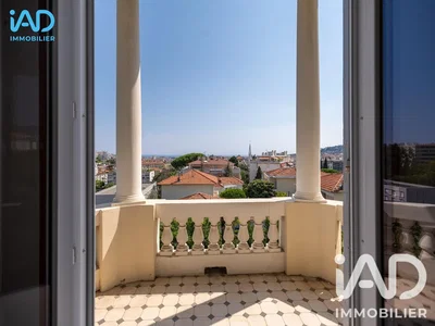 Balcon; vue, carrelage, lumière naturelle