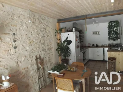 Cocina; vigas de madera, suelo de baldosas, electrodomésticos