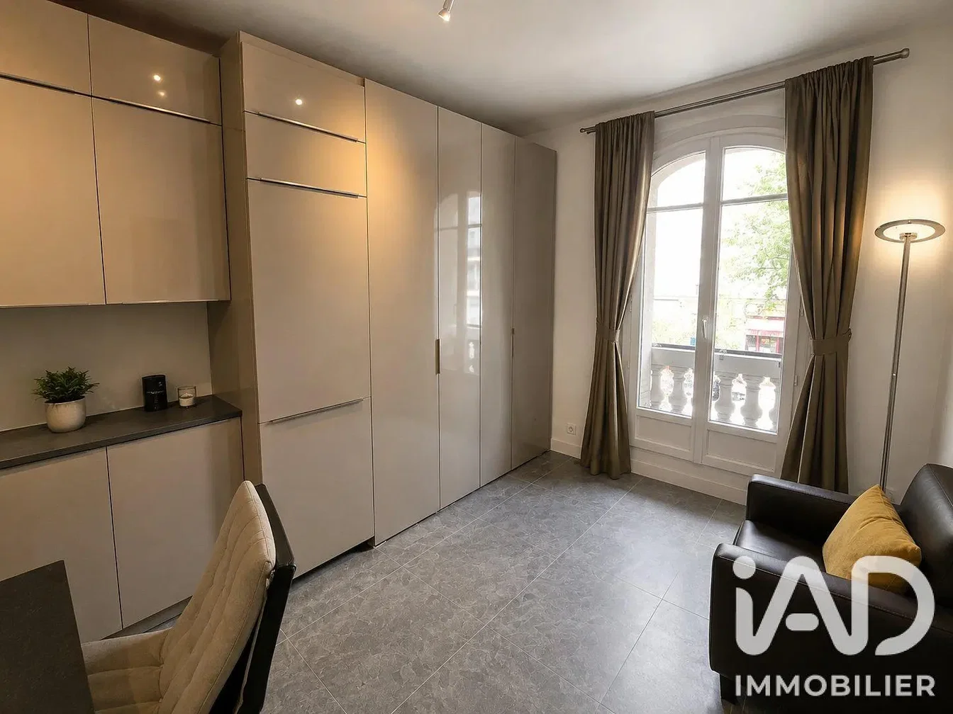 Salon; électroménager, lumière naturelle, style moderne